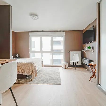 Proche Metro 5 Et Tram, Parking, Neuve Bobigny